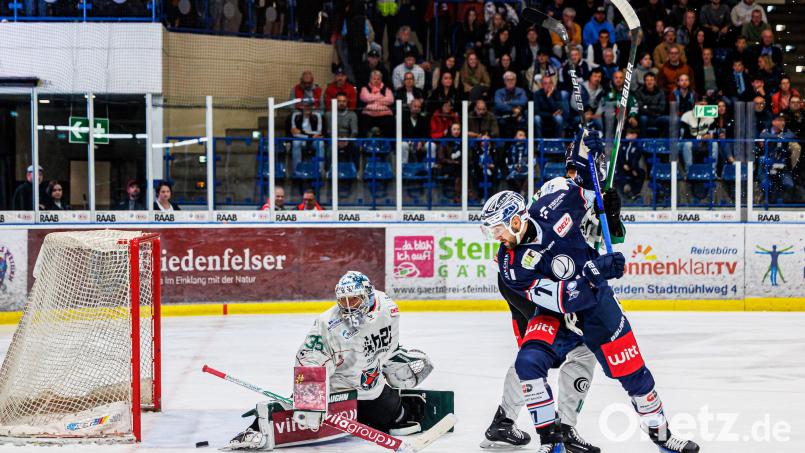 Luca Gläser (rechts) und die Blue Devils Weiden empfangen am Freitag den DEL-2-Tabellenführer EHC Freiburg und reisen am Sonntag zu den Dresdner Eislöwen. Bild: Werner Moller
