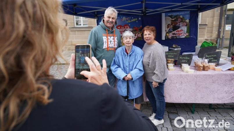 Bruno und Anja, bekannt aus der RTL-Serie &quot;Bauer sucht Frau&quot;, waren Anfang September auf dem Wochenmarkt in Kemnath zu Gast. Ihre nächste Station ist der Flohmarkt in Weiden. Archivbild: kaz