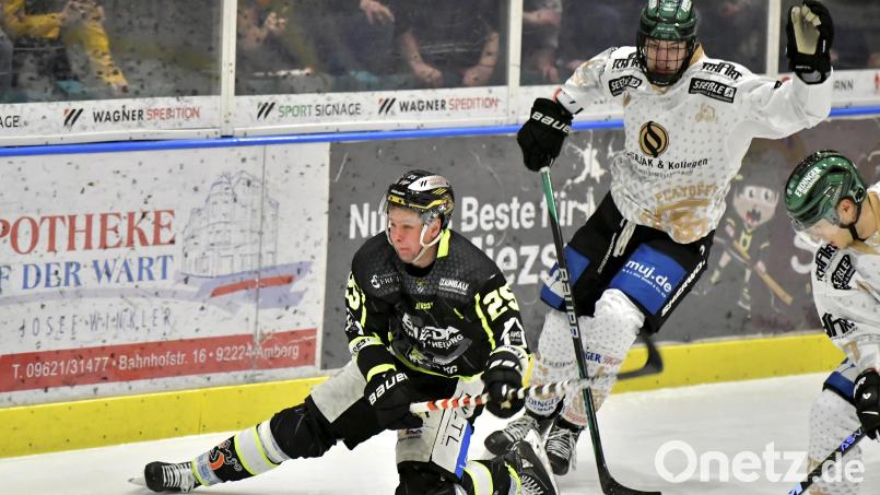 Felix Köbele (links) fehlt dem ERSC Amberg in den beiden Testspielen am Wochenende. Bild: Hubert Ziegler