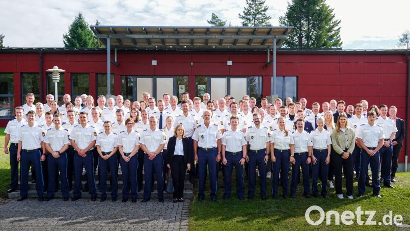Polizeipräsident Thomas Schöniger (vorne, Achter von rechts) mit den Neuzugängen des Polizeipräsidiums Oberpfalz. Bild: Polizeipräsidium Oberpfalz/nh/exb