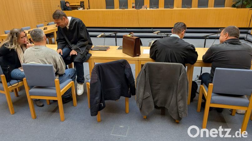 Die beiden Angeklagten mit einer Dolmetscherin und den Verteidigern Rouven Colbatz (Dritter von links) und Matthais Haberl (Zweiter von rechts).. Bild: Wolfgang Würth