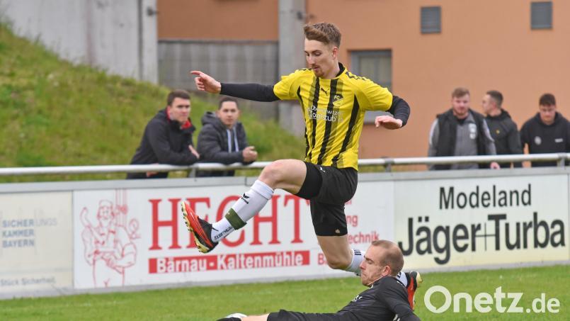 Kreisliga-2-Spitzenreiter FC Tirschenreuth muss am Sonntag in der Partie bei Schlusslicht Sportfreunde Kondrau auf den gesperrten Torjäger Nico Stark (gelbes Trikot) verzichten. Bild: Gebert