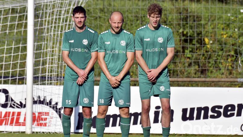 Selbst diese Abwehrmauer der DJK Gebenbach mit Johannes Scherm, Friedrich Lieder und Drazen Misic (von links) konnte zuletzt das 0:3 für Fortuna Regensburg bei der 1:5-Niederlage nicht verhindern. In Eltersdorf muss die Gebenbacher Defensive grundsätzlich besser stehen als zuletzt – sonst droht die nächste Niederlage. Bild: Hubert Ziegler