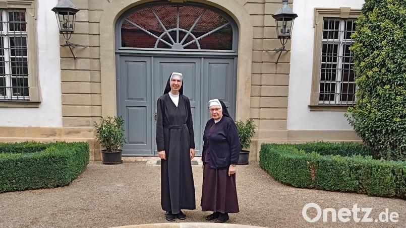 Schwester Helena Bosse und Schwester Brigitte Hintermaier (von links) vor dem Erzbischöflichen Palais in Bamberg, in dem sie ab Oktober wohnen und arbeiten werden. Bild: Schulschwestern Auerbach