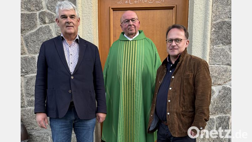Dekan Alexander Hösl (rechts) freut sich, Unterstützung durch den Ruhestandsgeistlichen Pfarrer Wilhelm Bauer (Mitte) zu bekommen, der nun wieder ins Elternhaus nach Altenstadt zieht. Sein Bruder Manfred Bauer (links) ist Pfarrgemeinderatssprecher in Vohenstrauß. Bild: dob