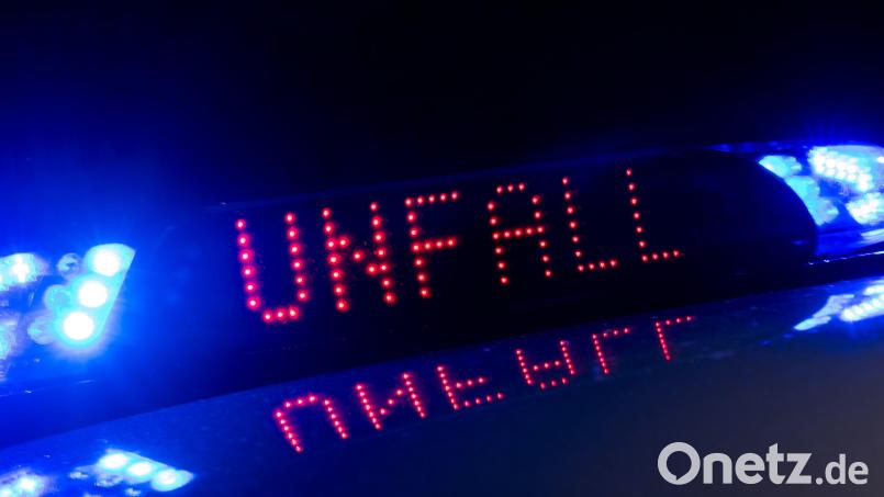 ARCHIV - ILLUSTRATION - 30.06.2018, Sachsen, Dresden: Das Blaulicht auf einem Fahrzeug der Polizei leuchtet in der Dunkelheit, während auf dem Display der Hinweis «Unfall» zu lesen ist. (Zu dpa «Dekra Verkehrssicherheitsreport» vom 10.07.2018) Foto: Monika Skolimowska/ZB/dpa +++ dpa-Bildfunk +++ | Verwendung weltweit Symbolbild: Monika Skolimowska