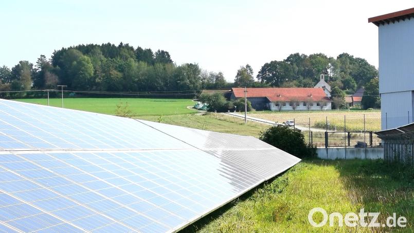 Weitere Solarmodule wird es auf den Wiesen zwischen dem Industriegebiet West und dem Dorf Hof nicht geben. Der Stadtrat stellte das Bauleitplanverfahren für das Sondergebiet „Freiflächenphotovoltaikanlage“ ein und billigte anschließend den Bebauungsplan-Vorentwurf für das neue Gewerbegebiet. Bild: Portner