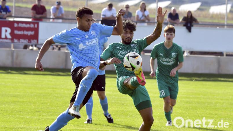 Gute Haltungsnoten verdienen sich in dieser Szene Keanu Schöneich (links) vom FV Vilseck und der zweifache Schlichter Torschütze Damion Perrin (rechts).. Nach der klaren 0:3-Niederlage im Derby nehmen die Vilsecker gegen den FC Wernberg einen neuen Anlauf für einen Sieg. Bild: Hubert Ziegler