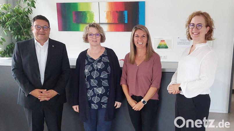 Bei der Vorstellung des neuen Beratungsangebots: (von links) Bürgermeister Thomas Falter, MGH-Leiterin Stephanie Staudenmayer, Beauftragte für Chancengleichheit am Arbeitsmarkt im Jobcenter Schwandorf, Christine Feicht, und Geschäftsführerin des Jobcenters, Dominique Gottwald. Bild: Michael Weiß/VG Wackersdorf/exb