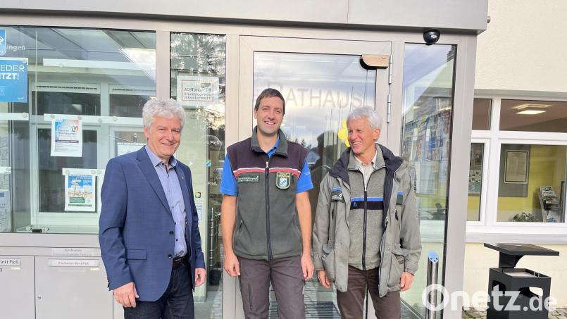 Bürgermeister Robert Lindner (links) und stellvertretender Bereichsleiter Gerhard Hösl (rechts) begrüßen Forstamtsrat Johannes Hauke. Bild: Katja Buchner/exb