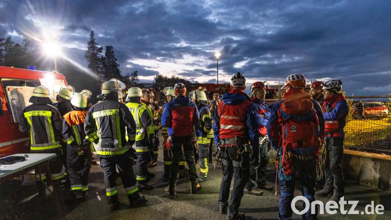 Bei der Stollenrettungs-Übung am Liebenstein-Speicher arbeiten Feuerwehr und Bergwacht Hand in Hand. Bild: Roland Wellenhoefer