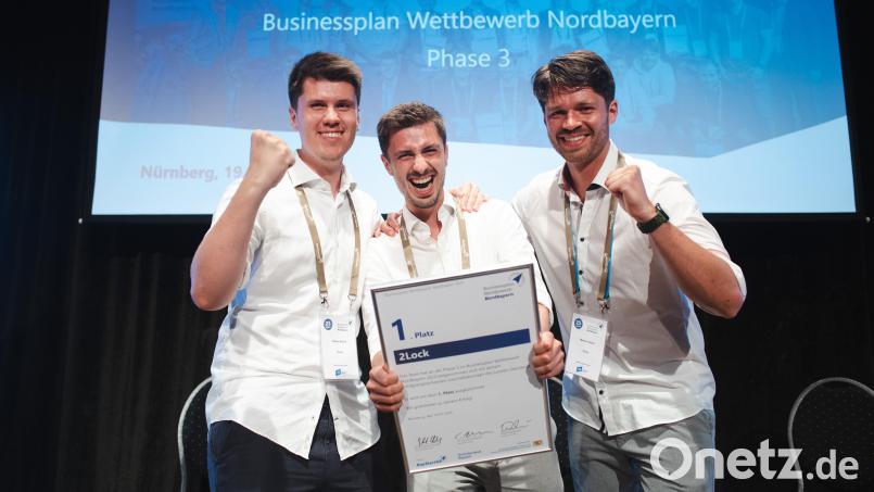 Simon Bäuml, Benedikt Bäuml und Martin Scherl freuen sich über den ersten Preis beim Business-Plan-Wettbewerb Nordbayern. Bild: Andreas Gebert