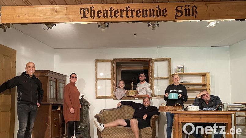 Die Theaterfreunde Süß proben eifrig für ihr neues Stück &quot;Brezenknödl-Deschawü&quot; (von links): Markus Schmeißner, Julia Jung, Nina Birzer, Jonas Graf, Jens Graßler, Sabrina Meier und Thomas Fenk. Bild: Gabi Ströhl/exb