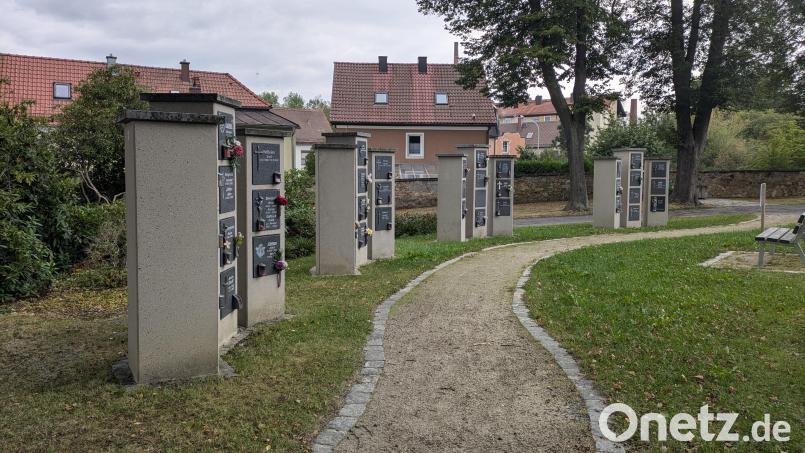 Die Umsetzung der Friedhofssatzung im Hinblick auf persönlichen Grabschmuck vor den Urnenstelen am Friedhof Waldsassen war das erste Thema bei den Wortmeldungen in der Bürgerversammlung. Archivbild: pz