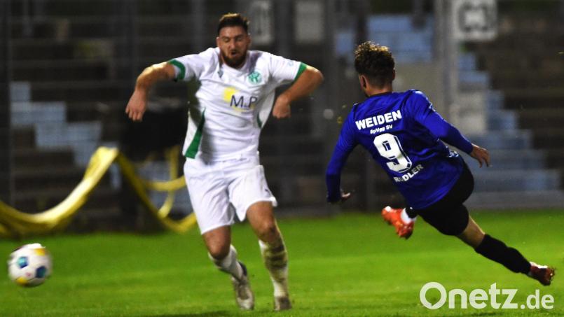 Das war das 1:0 für die SpVgg SV Weiden: Josef Rodler jagte das Leder nach einer Flanke von rechts ins Netz. Bild: Büttner