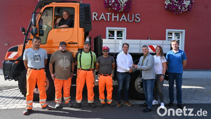 Vor dem Rathaus nahm Bürgermeister Dietmar Schaller von Vertriebsleiter Thomas Birner (Dritter und Vierter von rechts) den Schlüssel für den neuen Unimog entgegen. VG-Stellenleiter Sven Lederer und Mitarbeiterin Patricia Heuberger (von rechts) hatten bei der Abwicklung des Geschäfts tatkräftig unterstützt. Bild: kki