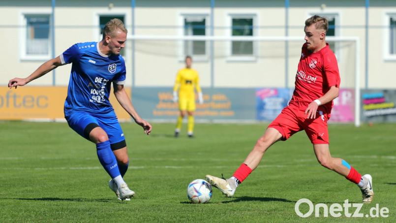 Der Etzenrichter Noah Scheler (links) in Aktion: Der Tabellenzweite SV Etzenricht will sich beim Aufsteiger SpVgg Willmering behaupten. Archivbild: war