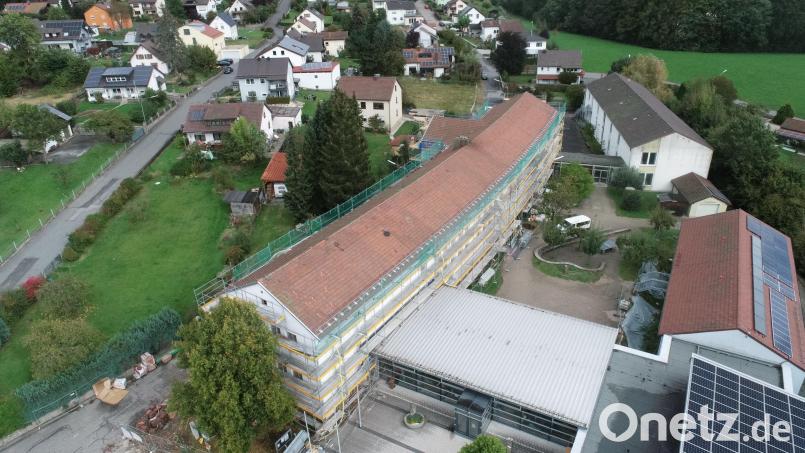Auf dem Dach der Grund- und Mittelschule Floß wird nach einstimmiger Entscheidung des Marktgemeinderates eine Photovoltaikanlage installiert. Bild: bey