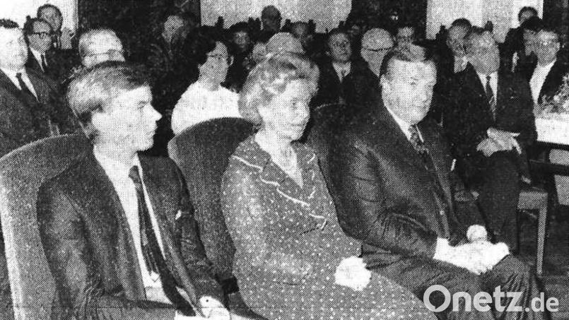 1983 bekommt Gustl Lang (rechts) die Ehrenbürgerwürde der Stadt Weiden verliehen. Neben ihm sitzen seine Ehefrau Lisl und sein Sohn Hans-Peter. Archivbild: Winkler