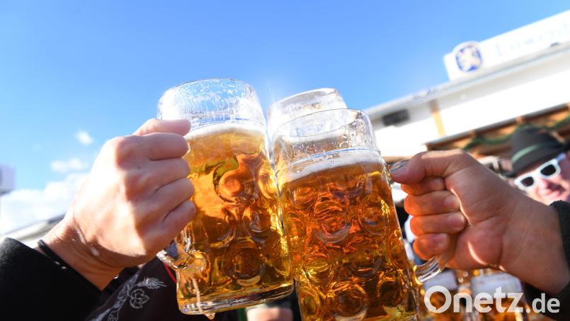 Zum Auftakt der Amberger Michaeli-Dult am Freitag, 27. September, wurde der Freibier-Ausschank gestrichen – genau wie der Festzug der Knappschaftskapelle zum Festzelt. Grund ist das vorhergesagte schlechte Herbstwetter. Symbolbild: Felix Hörhager/dpa