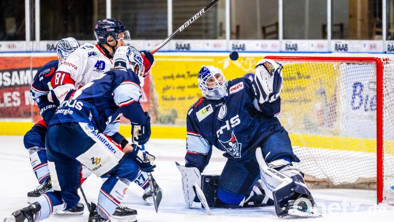 Marco Wölfl (rechts), der Goalie der Blue Devils Weiden, hatte alles im Blick und auch im Griff, Bild: Tobias Neubert