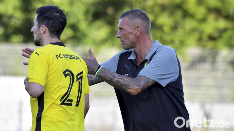 Trainer Andreas Scheler (rechts) gibt Benjamin Burger (links) Anweisungen: Für das Spiel gegen den FC Passau betreffen diese vor allem die Defensive. Archivbild: Hubert Ziegler