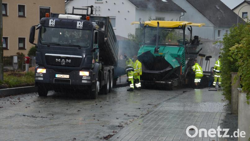 Bei strömendem Regen haben Arbeiter am Donnerstag die Tragschicht in der Kößlmühlstraße aufgebracht. Bei geeignetem Wetter soll dann die Tragschicht folgen. Bild: dob