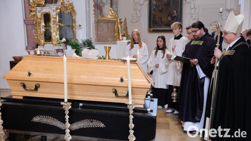 Der Sarg mit dem Leichnam des Altpriors ist vor den Stufen des Altarraumes der Klosterkirche aufgebahrt. Das Requiem zelebriert Abt em. Hermann Josef Kugler. Der Administrator des Klosters nimmt auch die Verabschiedung vor (unser Bild). Bild: do