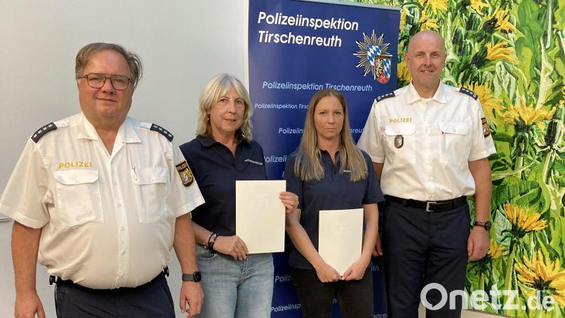 Angelika Frank (Zweite von links) und Marion Walbrunn gehören seit zehn Jahren der Sicherheitswacht Tirschenreuth an. Ihren Einsatz würdigten Erster Polizeihauptkommissar Günther Burkhard und Polizeihauptkommissar Stefan Hage. Bild: Polizeiinspektion Tirschenreuth/exb