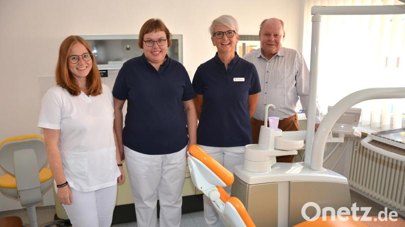Mitarbeiterjubiläum in der Zahnarztpraxis von Katharina Ziegler in Mitterteich: (von links) Zahnärztin Katharina Ziegler, Karin Wameser, Andrea Greil und Dr. Wolfgang Wameser. Bild: jr