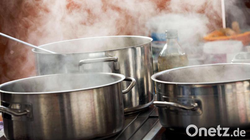 Proben aus einer Restaurantküche (Symbolbild) spielen bei den Ermittlungen zu einem Todesfall im Landkreis Schwandorf eine wichtige Rolle. Symbolbild: Jens Büttner/dpa