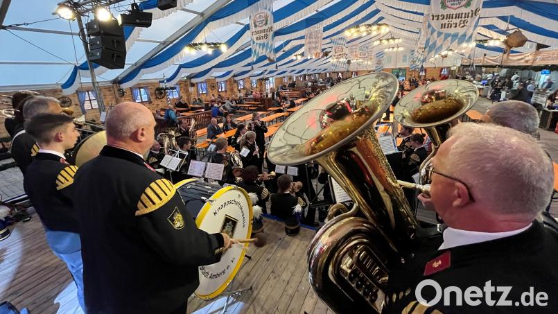 Nichts war&#039;s mit dem erwarteten Festzug und dem erhofften Freibier. Die Michaeli-Dult in Amberg startet wegen des schlechten Wetters mit einem Standkonzert der Knappschaftskapelle und einem geänderten Ablauf. Bild: Stephan Huber