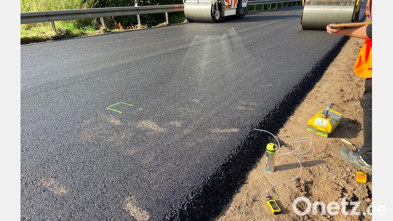 Auf der Teststrecke der B 85 laufen Messungen am Niedrigtemperaturasphalt. Bild: Staatliches Bauamt Amberg-Sulzbach/exb