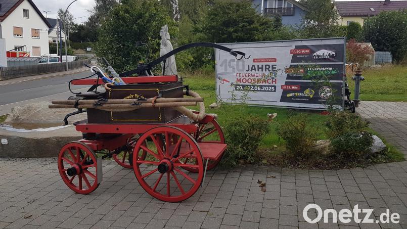 Ihre große Freude haben die Feuerwehrdamen und -männer noch heute mit der im Jahr 1892 gekauften Spritze. Sie wird auch beim Feuerwehrfest 2025 im Mittelpunkt des Geschehens stehen. Bild: gi
