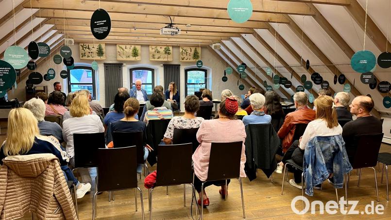 Im Centrum Bavaria Bohemia liest Autor Bernhard Setzwein aus dem Buch „Mit Kafka durch die buckelige Welt in Bayern und Böhmen“. Bild: Birgit Höcherl/exb