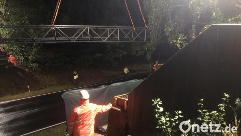Die im Sommer 2023 durch einen Unfall stark beschädigte Brücke wurde am Dionnerstag wieder eingehoben. Bild: wro