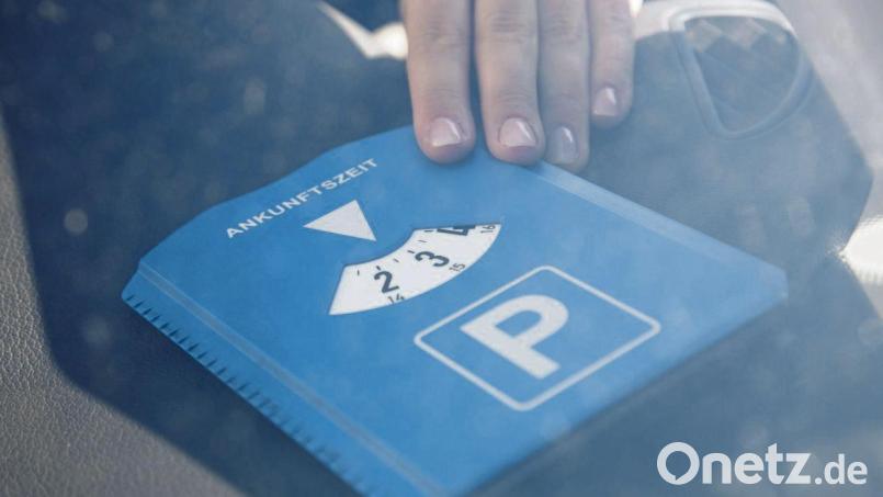Das Auto muss erst bewegt werden, bevor die Parkscheibe erneut gestellt werden kann. Weiterdrehen ist nicht erlaubt. Symbolbild: Christin Klose/dpa