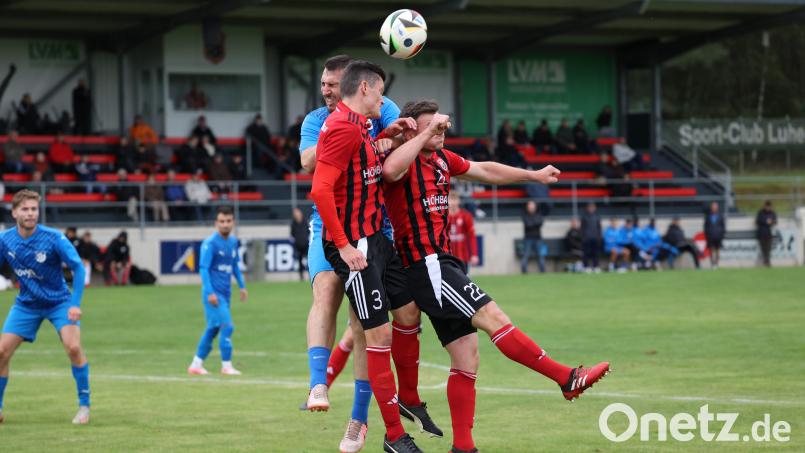 Dominik Zawal (rechts) und Benjamin Urban (Mitte) zeigen im Luftkampf vollen Einsatz. Der SC Luhe-Wildenau will sein Kirchweih-Heimspiel gegen den TSV Kareth erfolgreich bestreiten. Archivbild: Dieter Jäschke