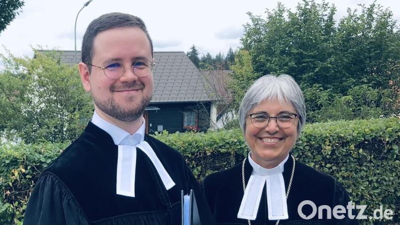 Pfarrer Michael Röll und Regionalbischöfin Dr. Dorothea Greiner bei der Ordination in Neusorg. Nun verlässt Michael Röll die Region. Archivbild: wro