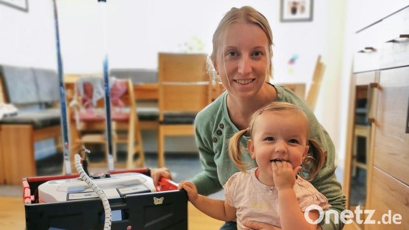 In diesem fahrbaren Trolley zieht Lena bzw. ihre Mutter Vanessa Handl das „Kunstherz“ der Kleinen hinterher, das über zwei 1,5 Meter lange Schläuche mit dem „echten“, kranken Herzen der Zweieinhalbjährigen verbunden ist. Bild: Ludwig Handl