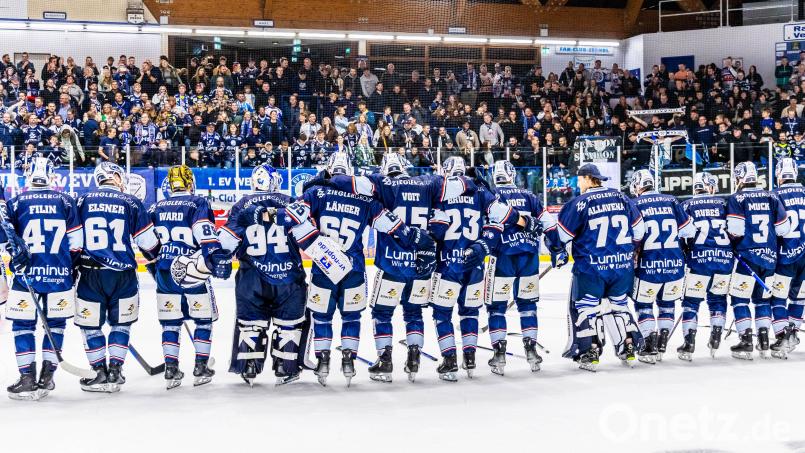 Szenen aus der DEL-2-Partie der Blue Devils Weiden (blaue Trikots) gegen den EHC Freiburg. Die Gastgeber gewannen am 27. September 2024 mit 3:2. Bild: Tobias Neubert