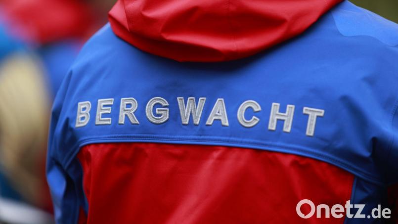 Erst zwei Stunden nach seinem Unfall ist ein schwer verletzter Mann auf einem Waldweg gefunden worden. Symbolbild: Matthias Bein/dpa