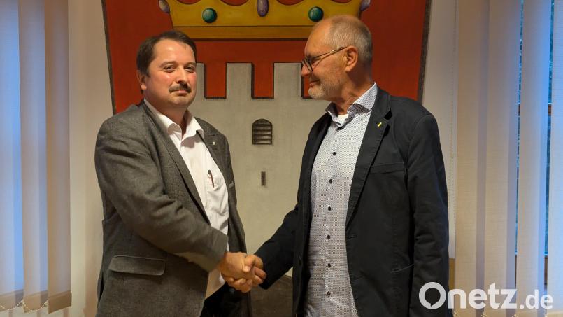 Kandidat Johann Mörtl (rechts) gratuliert dem neuen Bürgermeister Reinhard Schwarz. Bild: wrl
