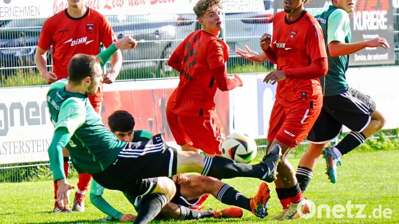 Eine der wenigen gefährlichen Szenen im Strafraum des ASV Neumarkt: Ammerthals Kapitän Daniel Gömmels (vorne links) Schuss wird abgeblockt. Bild: ref