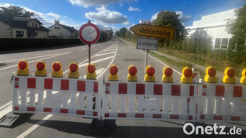 Die Straße bei Schwarzenfeld ist noch gesperrt. Bald ist der erste Bauabschnitt abgeschlossen: Am Dienstag beginnt der zweite Teil der Maßnahme. Er erstreckt sich von der Einmündung in das „Gewerbegebiet Buchtal“ bis zum Ortseingang von Dürnsricht. Bild: Tietz