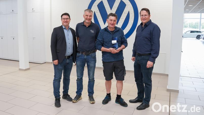 Von links: Geschäftsführer Thomas Fischer, Werkstattleiter Markus Beer, Jubilar Johann Dobmeier und Personalleiter Markus Kallmeier. Bild: Laura Popp