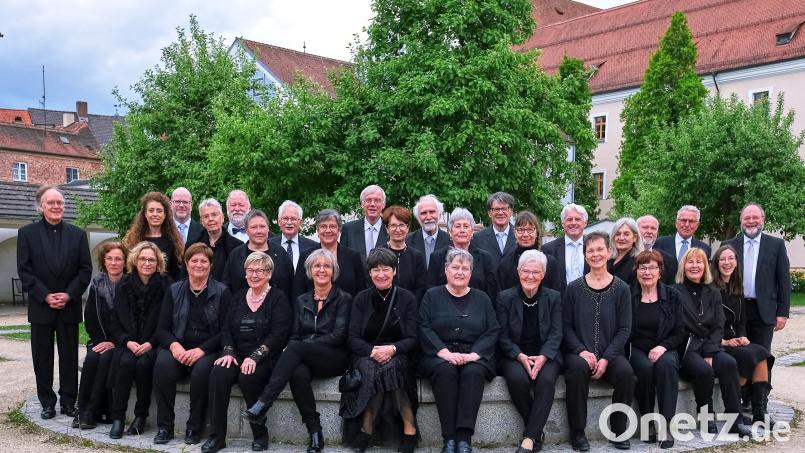 Die Sängerinnen und Sänger der Amberger Chorgemeinschaft mit ihrem Chorleiter Dieter Müller (ganz links), der vor kurzem seinen 70. Geburtstag feierte. Bild: Peter Ringeisen