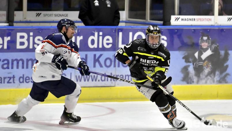 Trotz heftiger Gegenwehr seines Gegenspielers von den Schönheider Wölfen kann sich in dieser Szene Marco Pronath (rechts) vom ERSC Amberg an der Scheibe behaupten. Bild: Hubert Ziegler