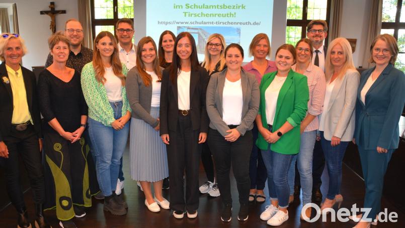 Das sind sie, die Lehrerrückkehrer, die seit Schulbeginn im Schulamtsbezirk Tirschenreuth unterrichten. Erstmals fand dazu ein Willkommensempfang des Schulamtes im Saal des Landratsamtes statt. Mit dabei waren (von rechts) Schulamtsdirektorin Martina Puff, Personalratsvorsitzende Sabine Graser und Schulamtsdirektor Armin Engel sowie Schulpsychologin Sabine Sollfrank (links). Bild: jr