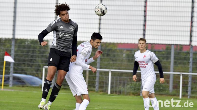Joel Albers (links) von der SV TUS/DJK Grafenwöhr behält in dieser Szene gegen Markus Barth (2.v.l.) vom SV Inter Bergsteig Amberg die Oberhand, beobachtet von Jonas Donhauser (rechts, Inter). Bild: Hubert Ziegler